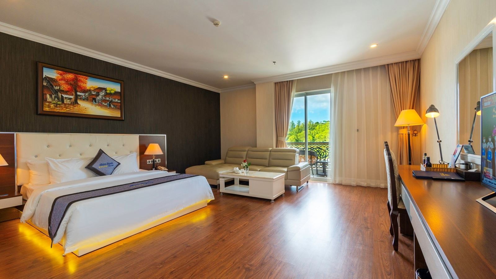 rooms-suite-city-view-with-balcony-main-building