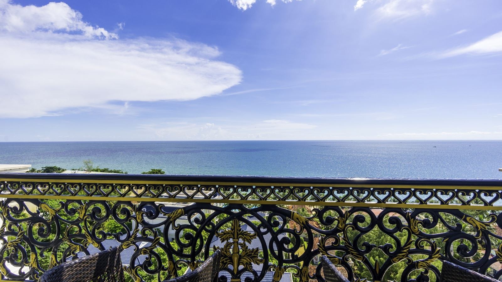 rooms-deluxe-sea-view-with-balcony-main-building-child-without-extra-bed