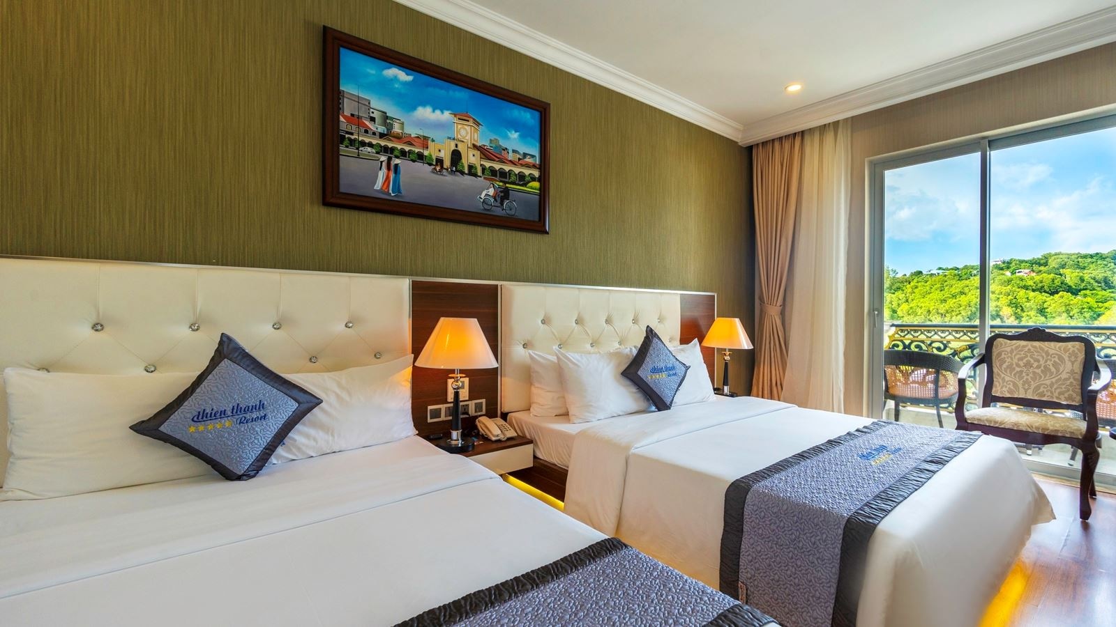 rooms-deluxe-city-view-with-balcony-main-building-child-without-extra-bed