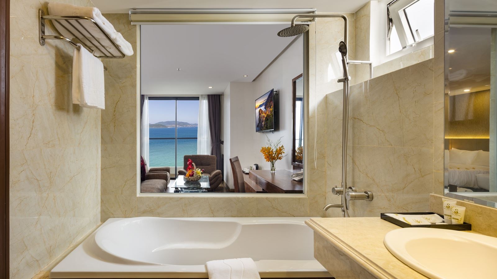 rooms-ocean-view-balcony-sea-pearl-suite