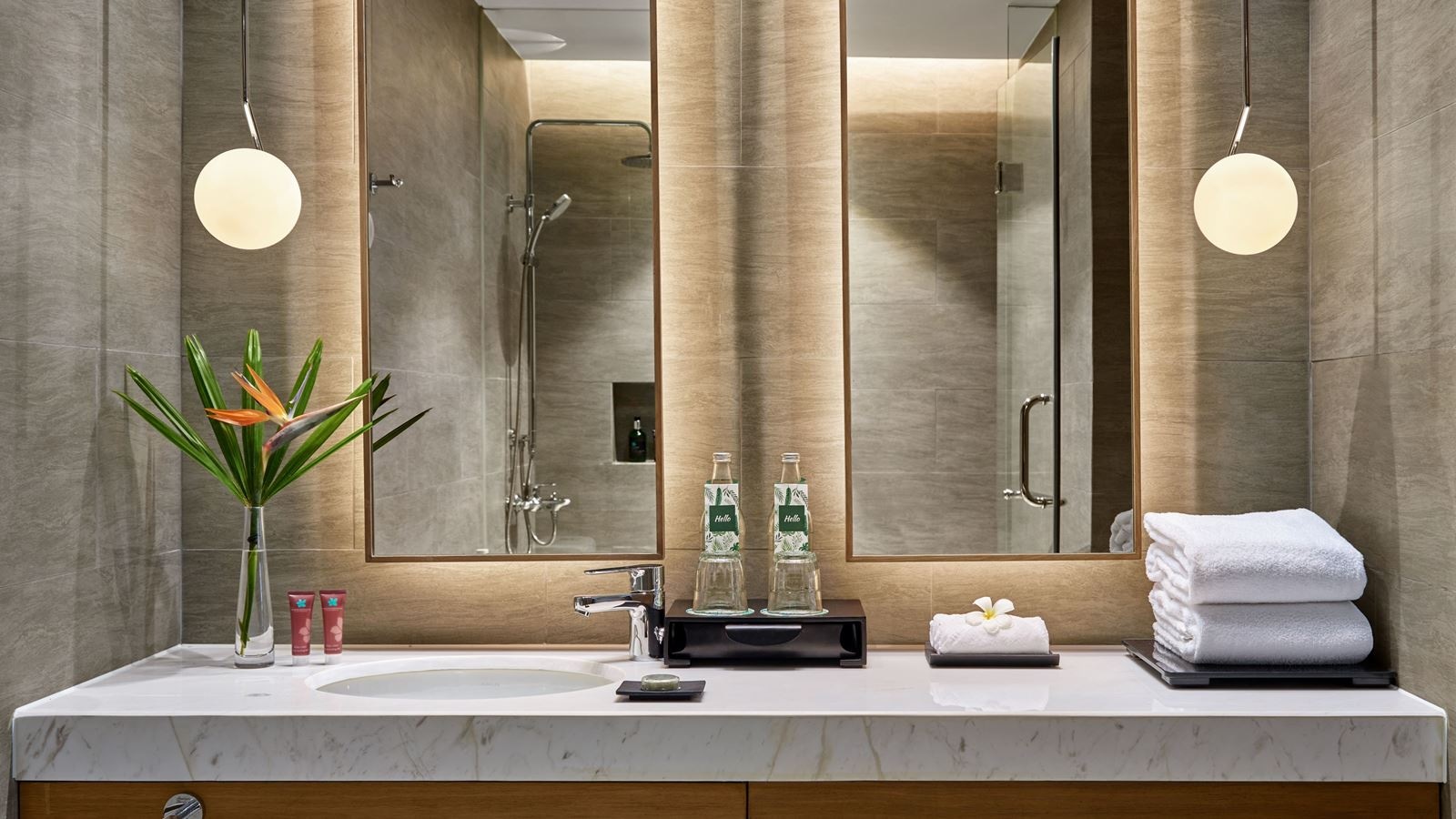 rooms-superior-suite-2-king-beds-balcony