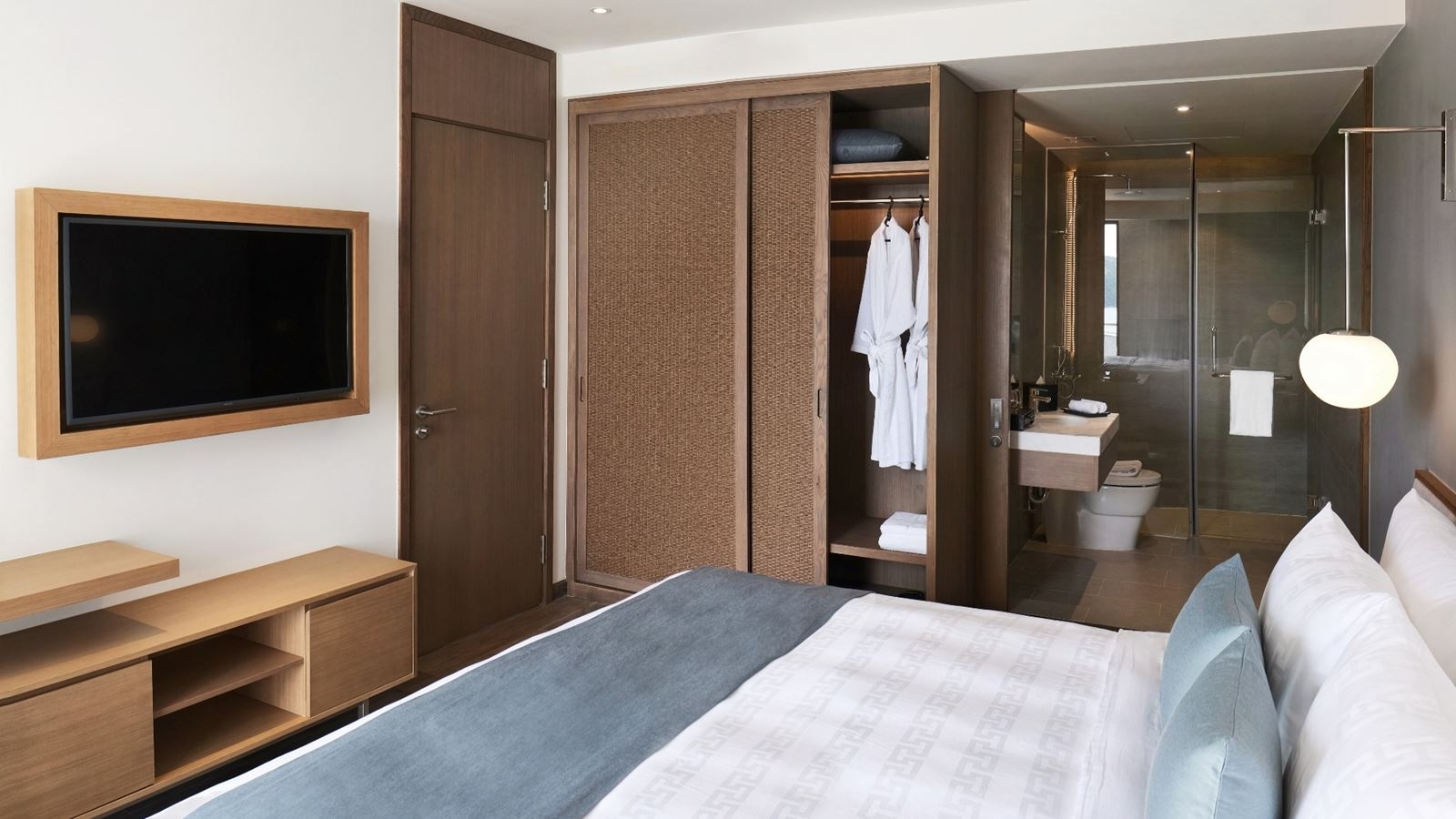 rooms-superior-suite-1-king-bed-balcony-child-without-extra-bed