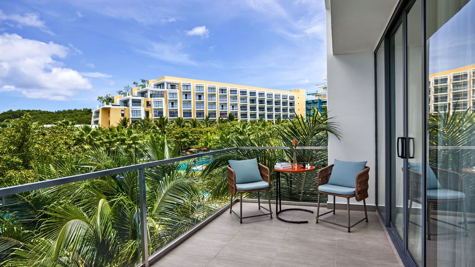 rooms-superior-suite-2-king-beds-balcony-with-meals