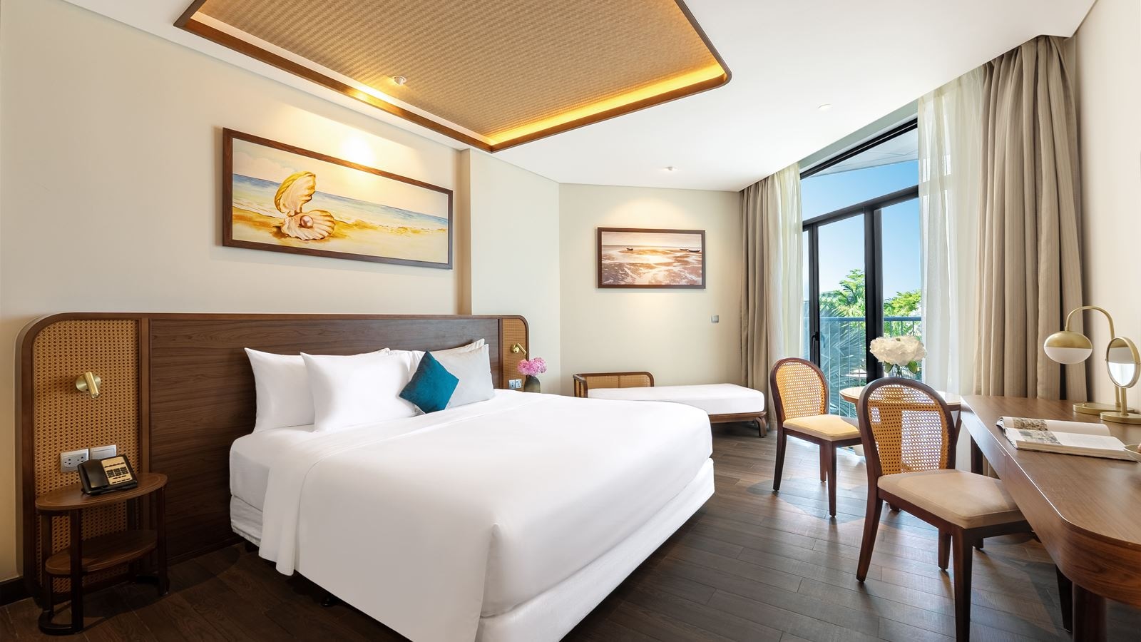 rooms-deluxe-king-with-pool-view