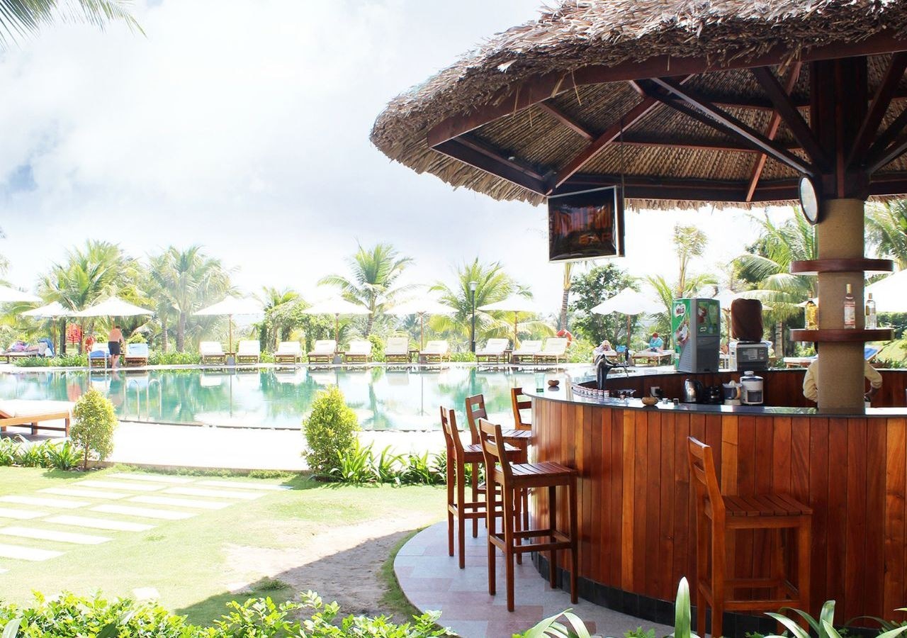 bars-aqua-pool-bar