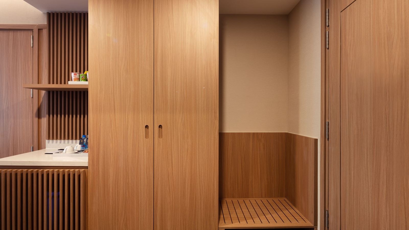 rooms-deluxe-partial-seaview-with-balcony