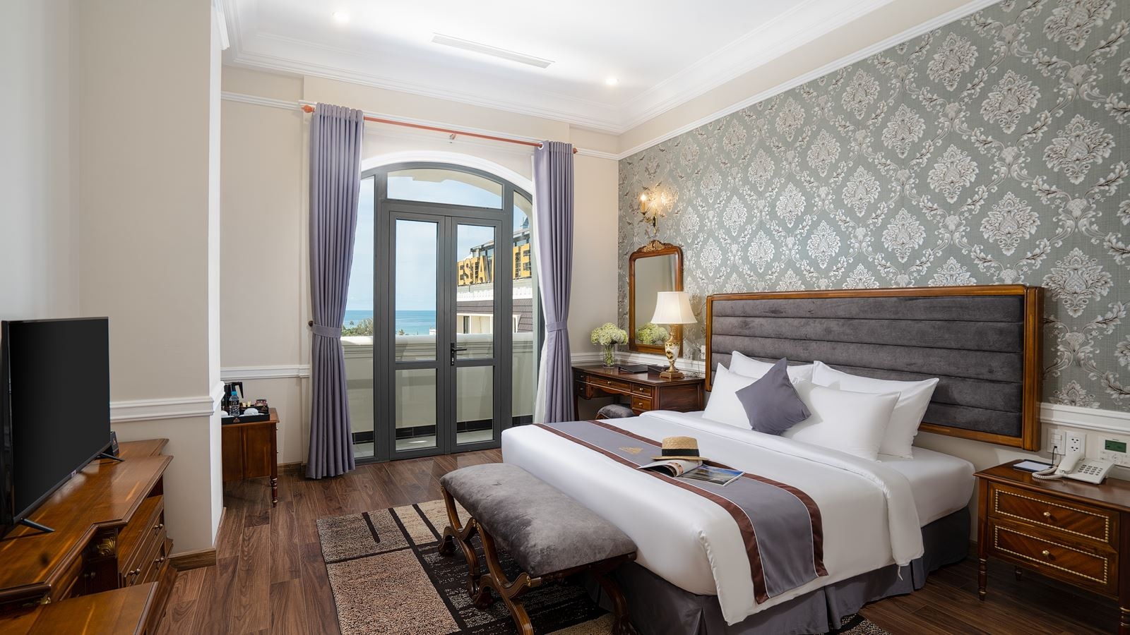 rooms-avs-executive-suite-triple-with-balcony