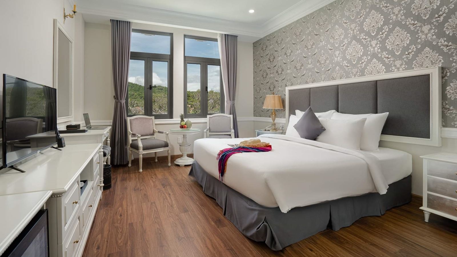 rooms-deluxe-room-city-view