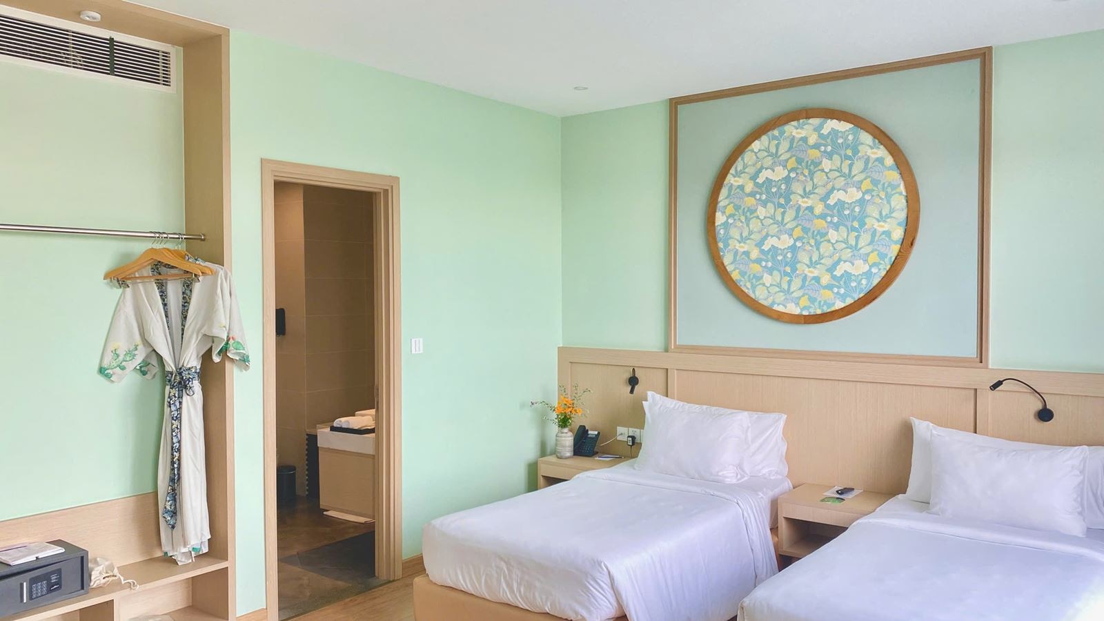 rooms-two-bedroom-deluxe-family-with-balcony