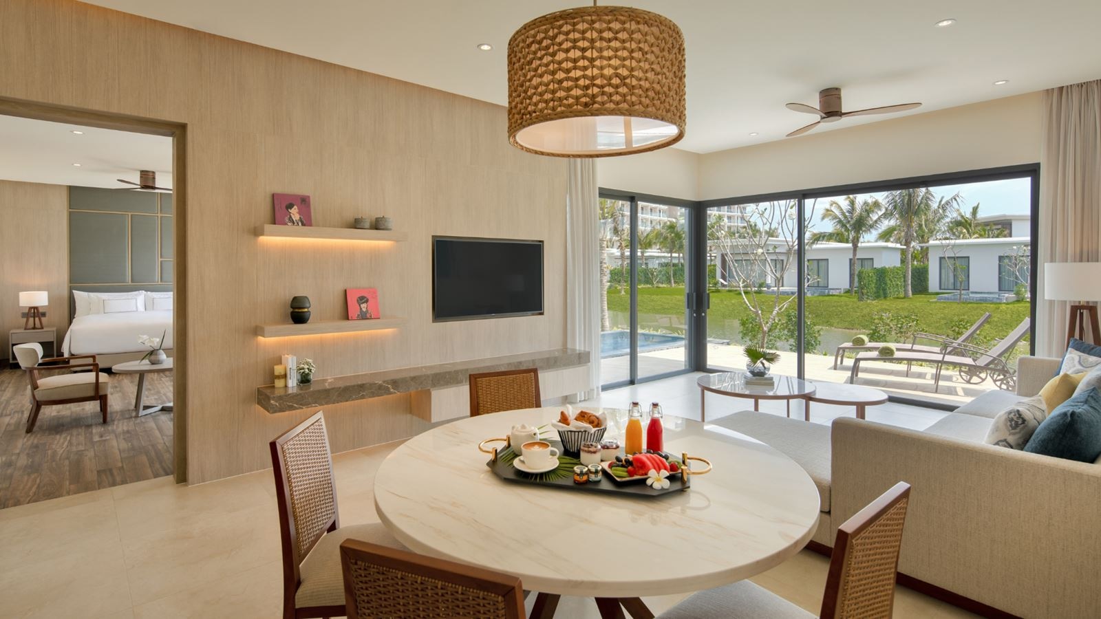 rooms-the-level-1bedroom-lakefront-pool-villa