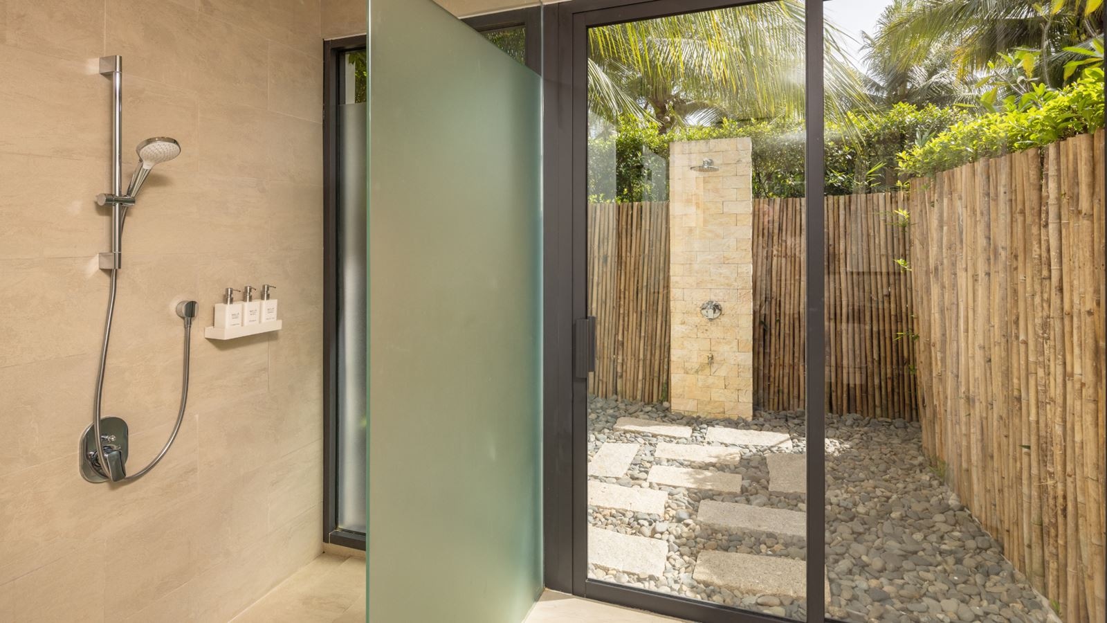 rooms-the-level-2bedroom-lakefront-pool-villa