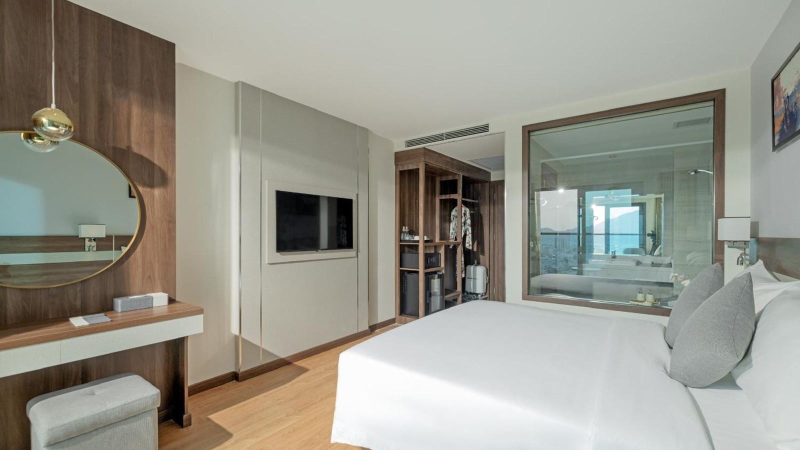 rooms-deluxe-city-view-with-balcony