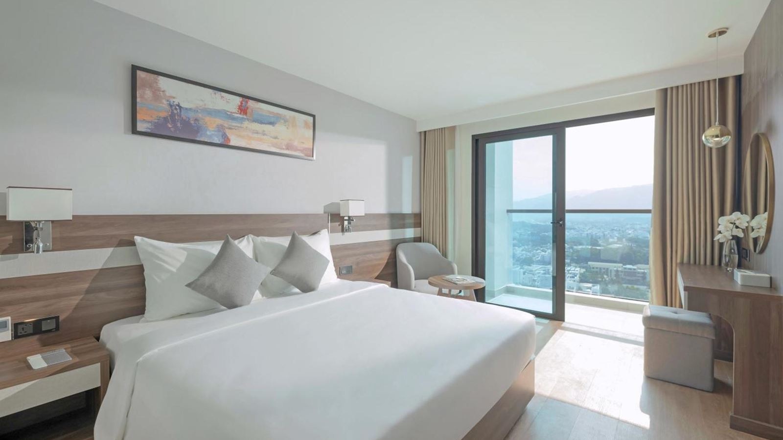 rooms-deluxe-city-view-with-balcony