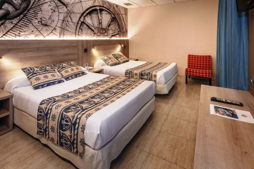 rooms-double-standard-familyroom