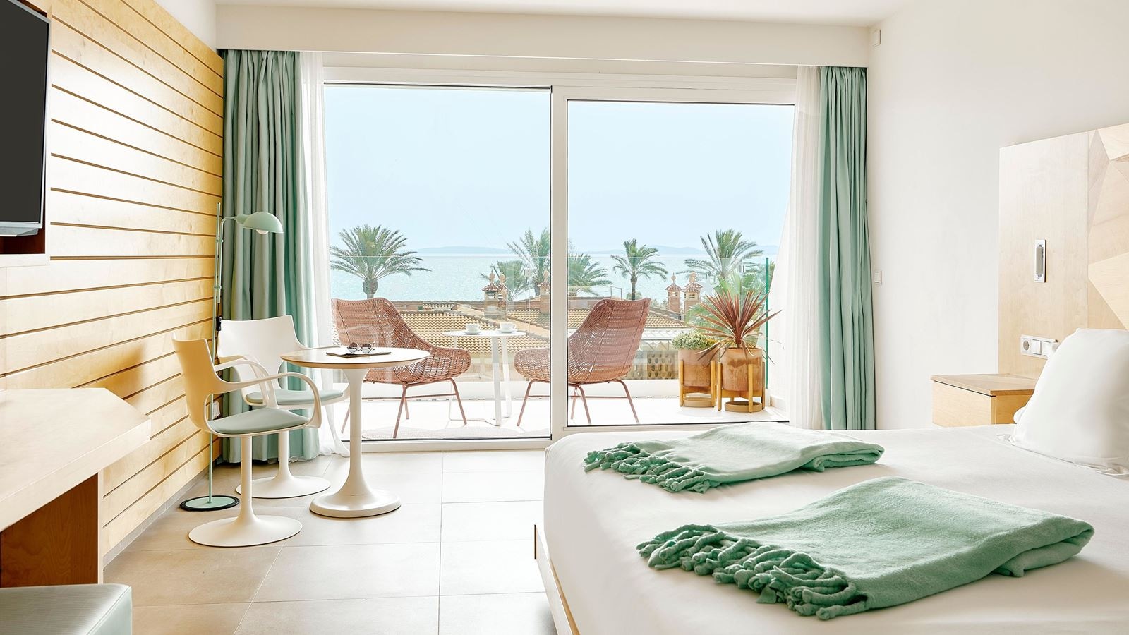 rooms-junior-suite-sea-view-priority-location