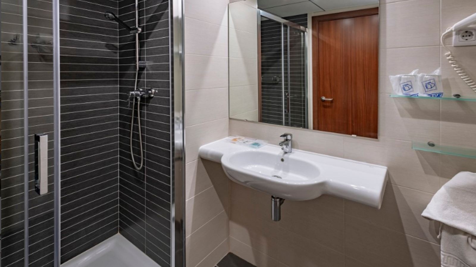 rooms-standard-room--with-balcony-or-terrace