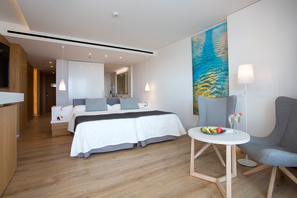 rooms-junior-suite-sea-view-with-balcony