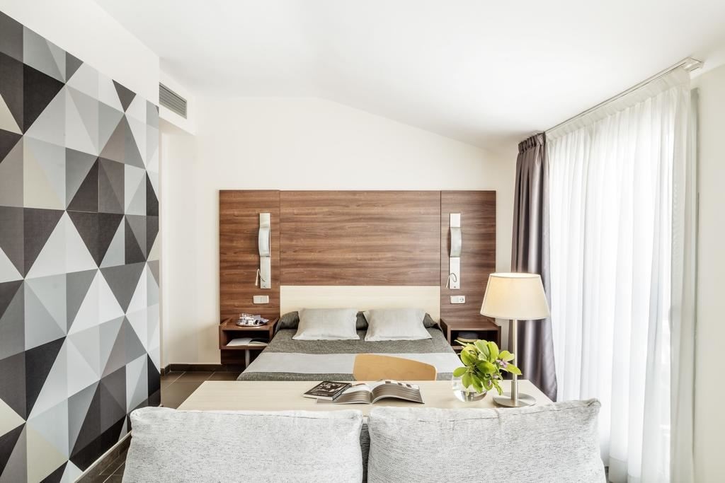 rooms-junior-suite-double-premium-pool-view-andor-partial-sea-view