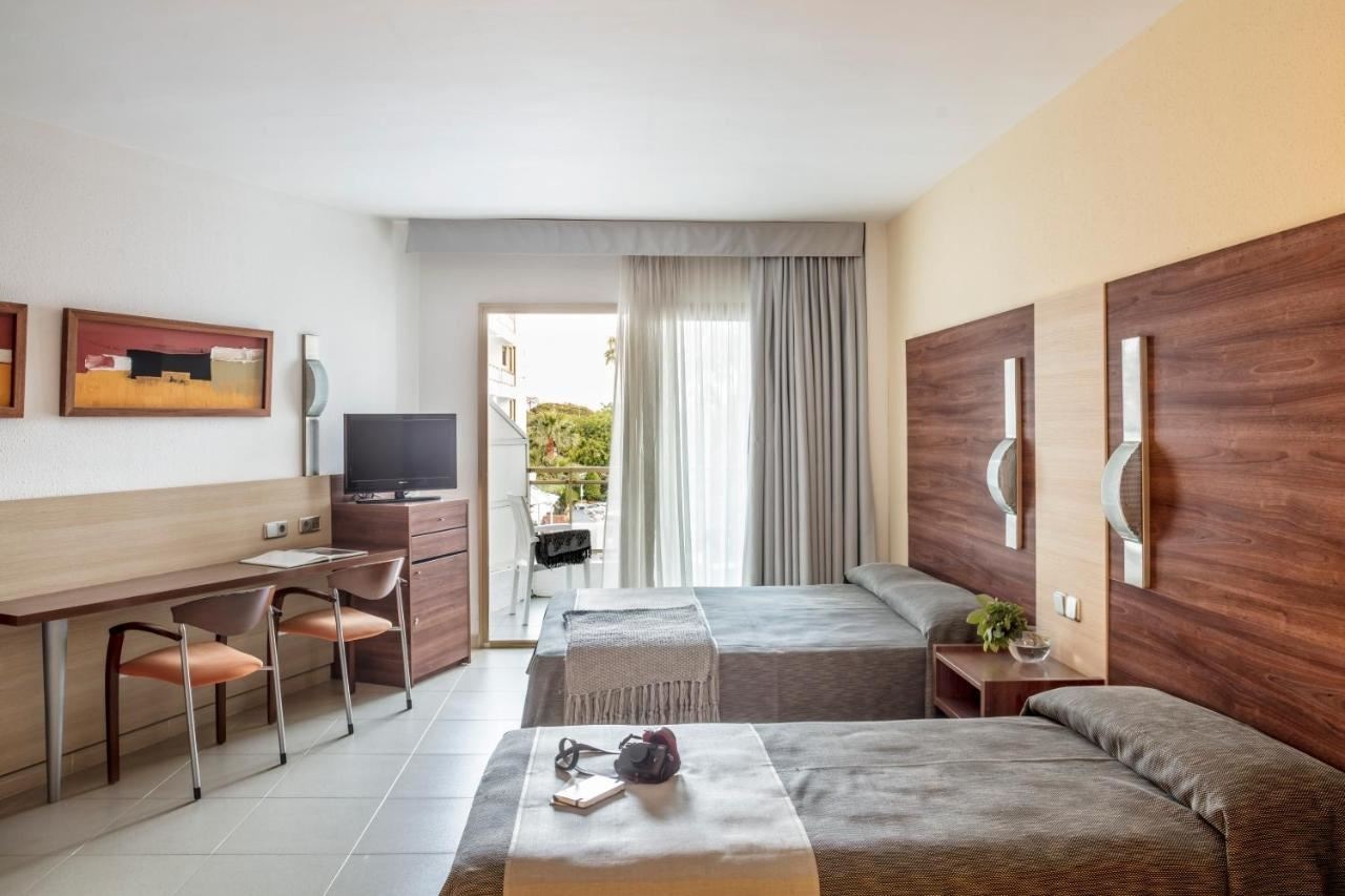 rooms-premium-quadruple-room-pool-view-or-partial-sea-view with-balcony