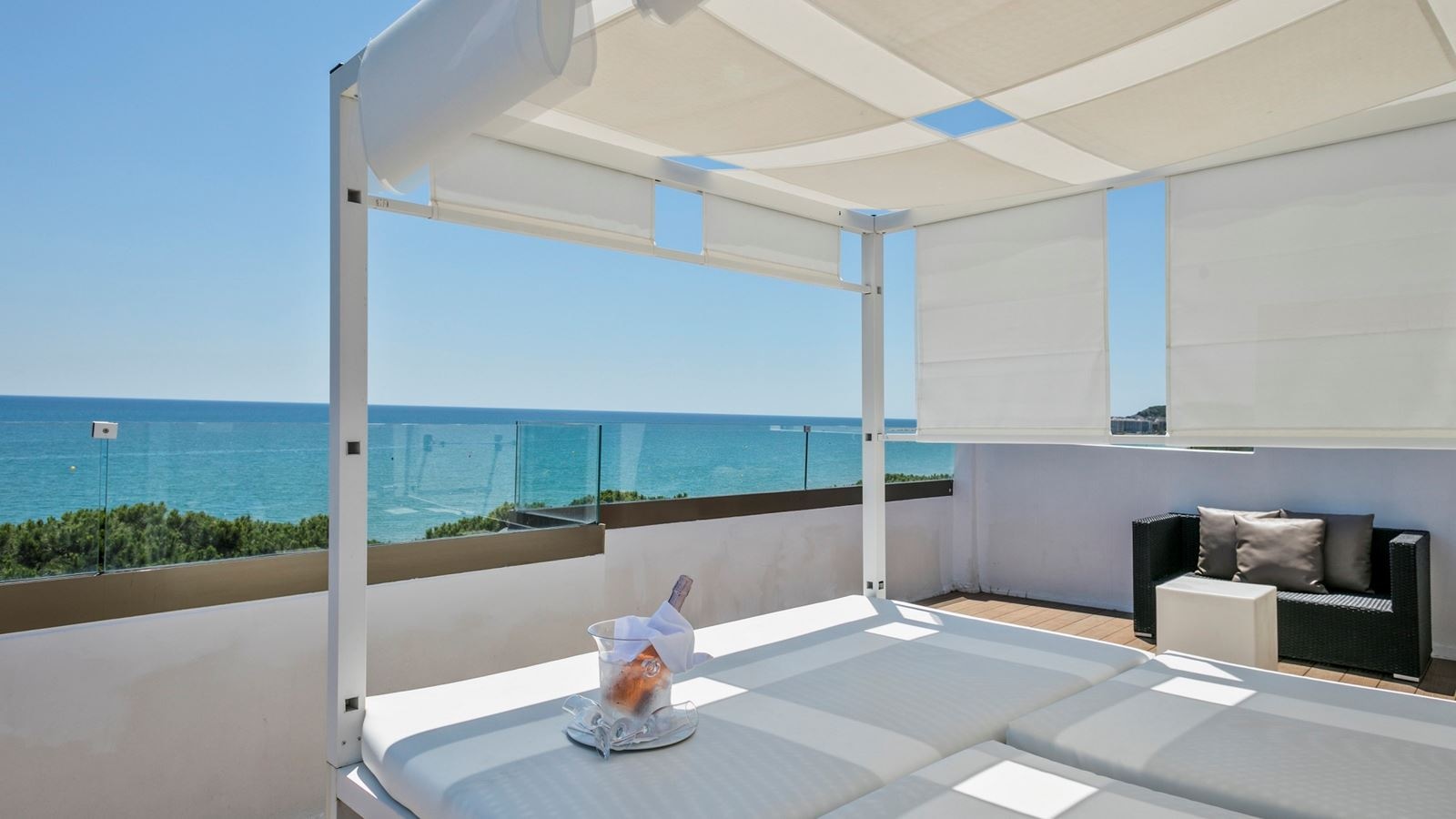 rooms-premium-penthouse-sea-view-balcony