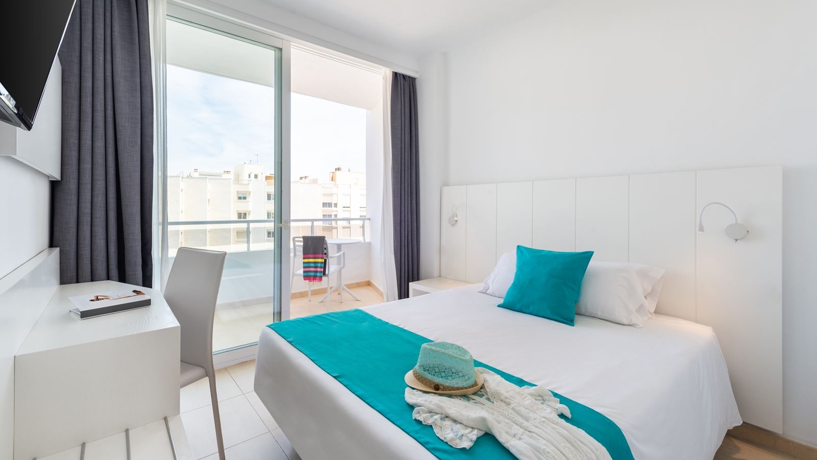 rooms-twin-room-lateral-sea-view-balcony-or-terrace