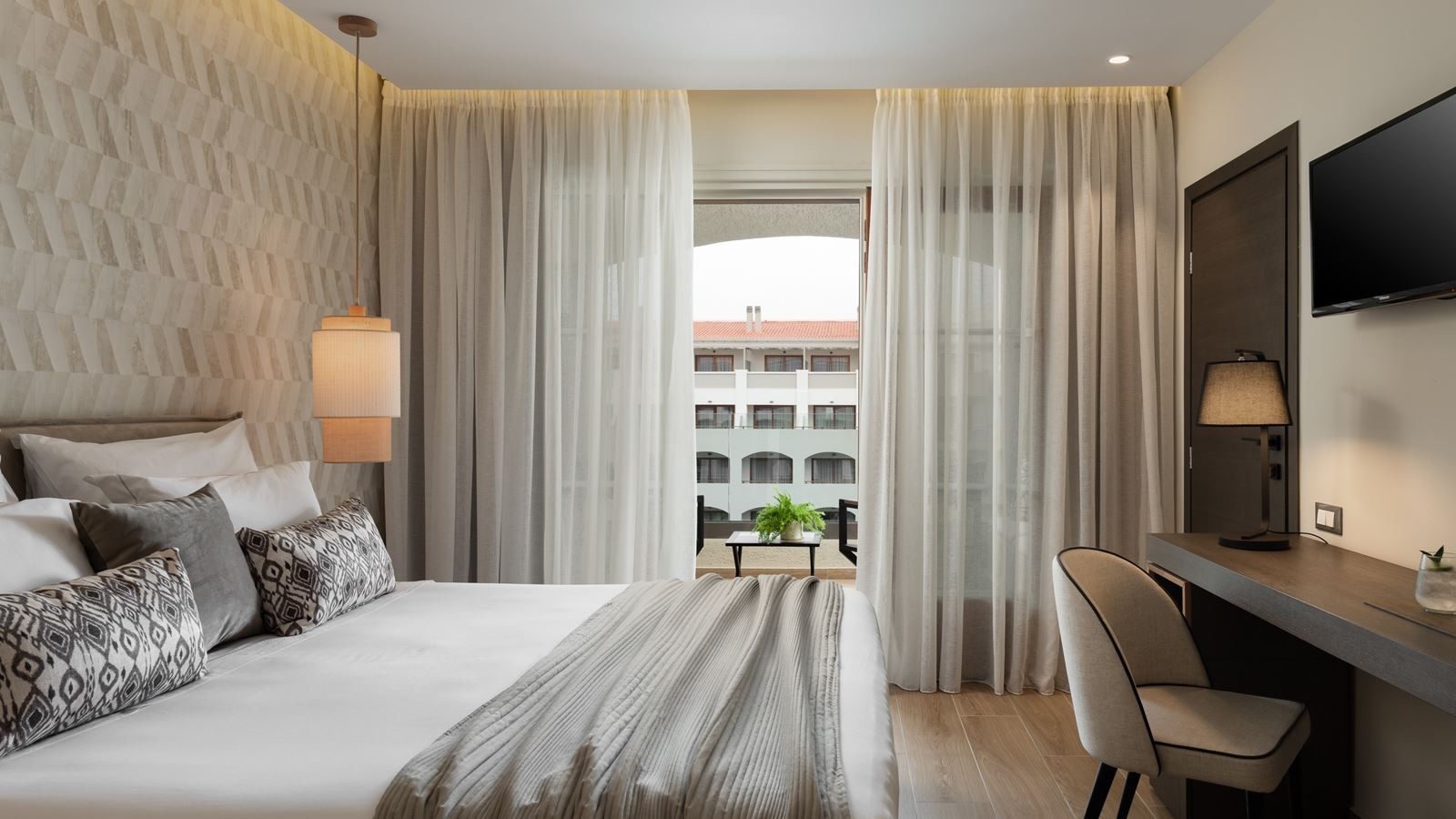 rooms-superior-room-pool-view