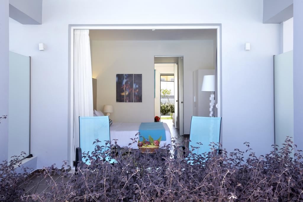 rooms-family-room-1-bedroom-landview-balcony