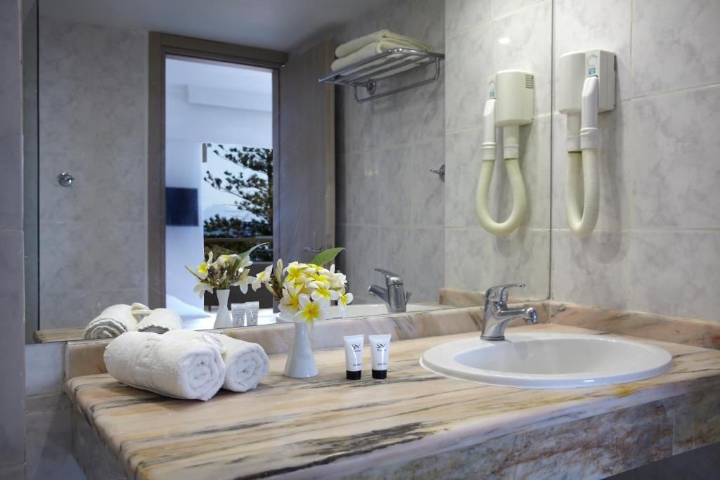 rooms-single-room-sea-view-balcony