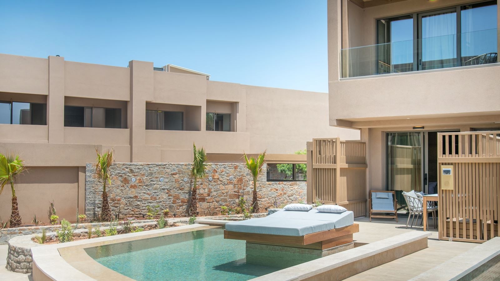 rooms-family-room-garden-view-with-private-pool