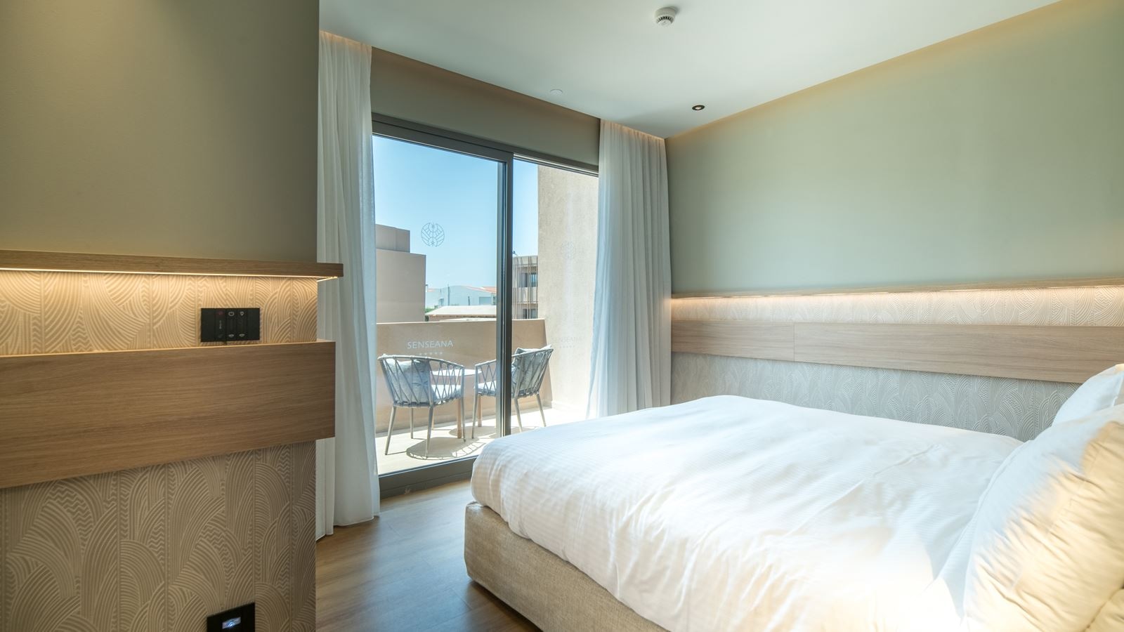 rooms-classic-family-room-garden-view