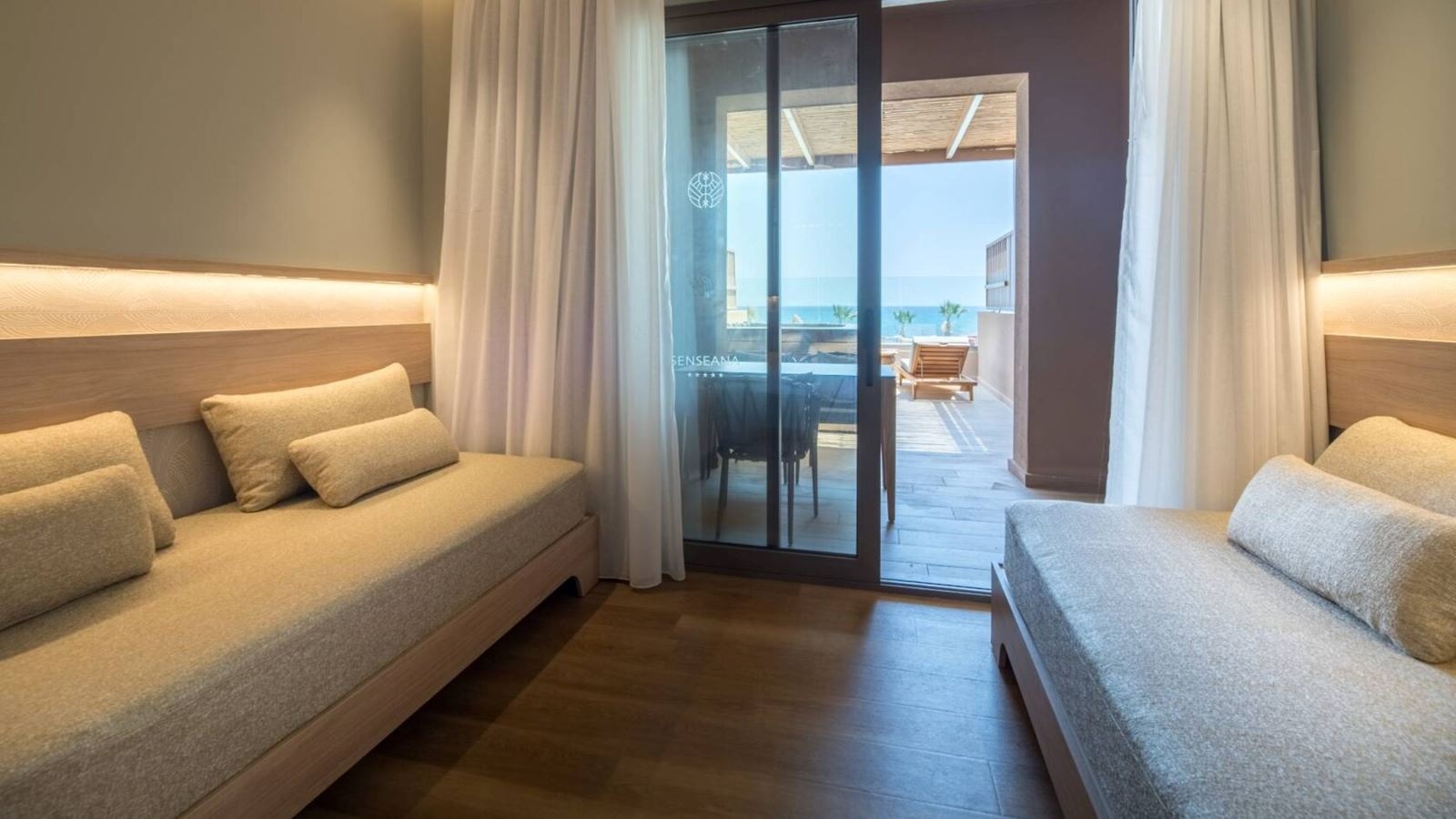 rooms-junior-suite-sea-view-with-outdoor-jacuzzi