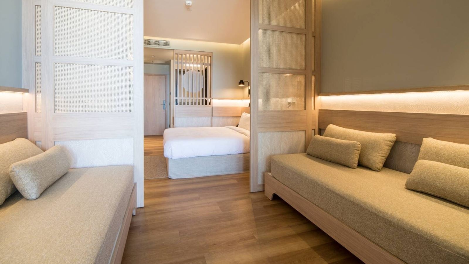 rooms-junior-suite-sea-view-with-outdoor-jacuzzi