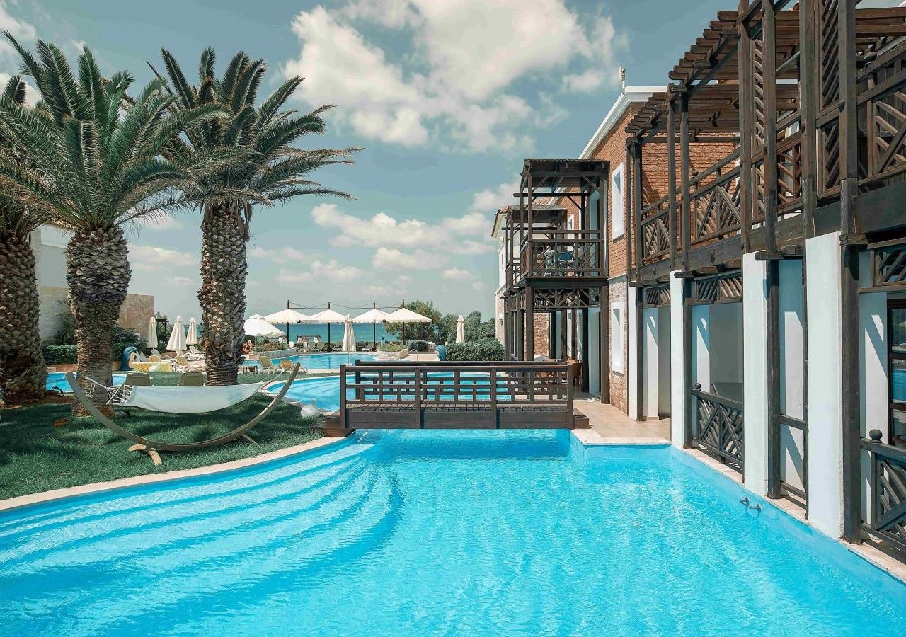 rooms-suite-sharing-pool