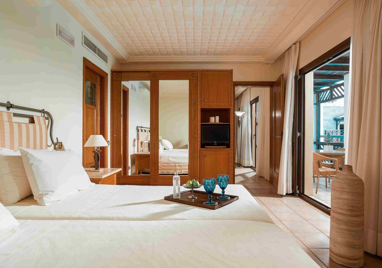 rooms-suite-sea-front-sharing-pool