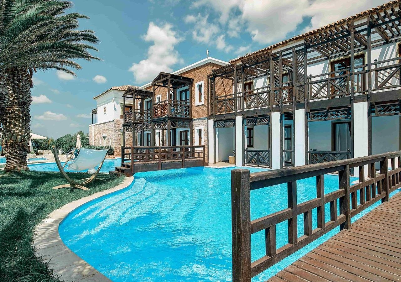 rooms-suite-sea-front-sharing-pool