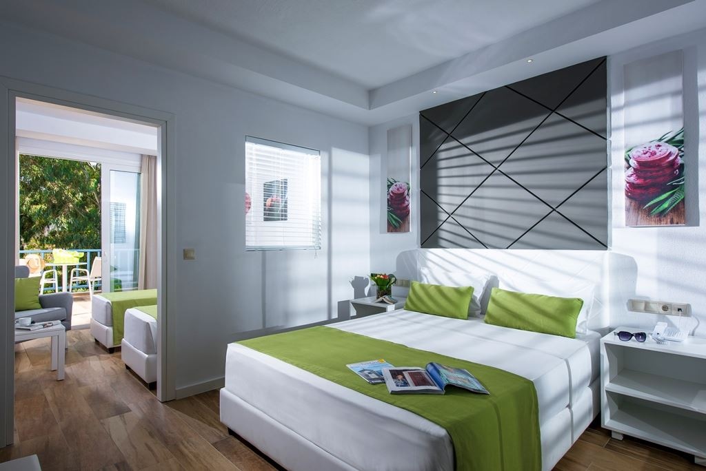 rooms-family-superior-2-bedrooms-balcony-or-terrace