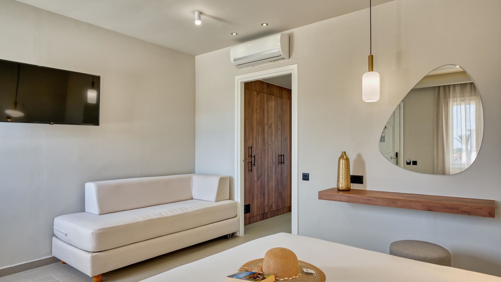 rooms-superior-family-room