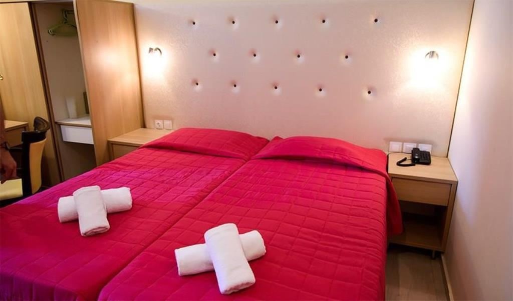 rooms-two-bedroom-family-garden-view