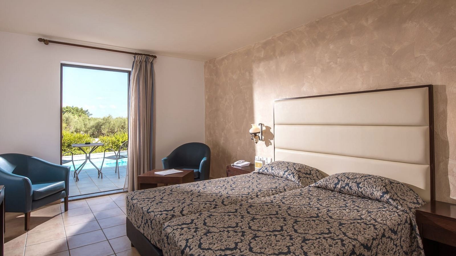 rooms-superior-double-sharedpool--from-18-yrs-on