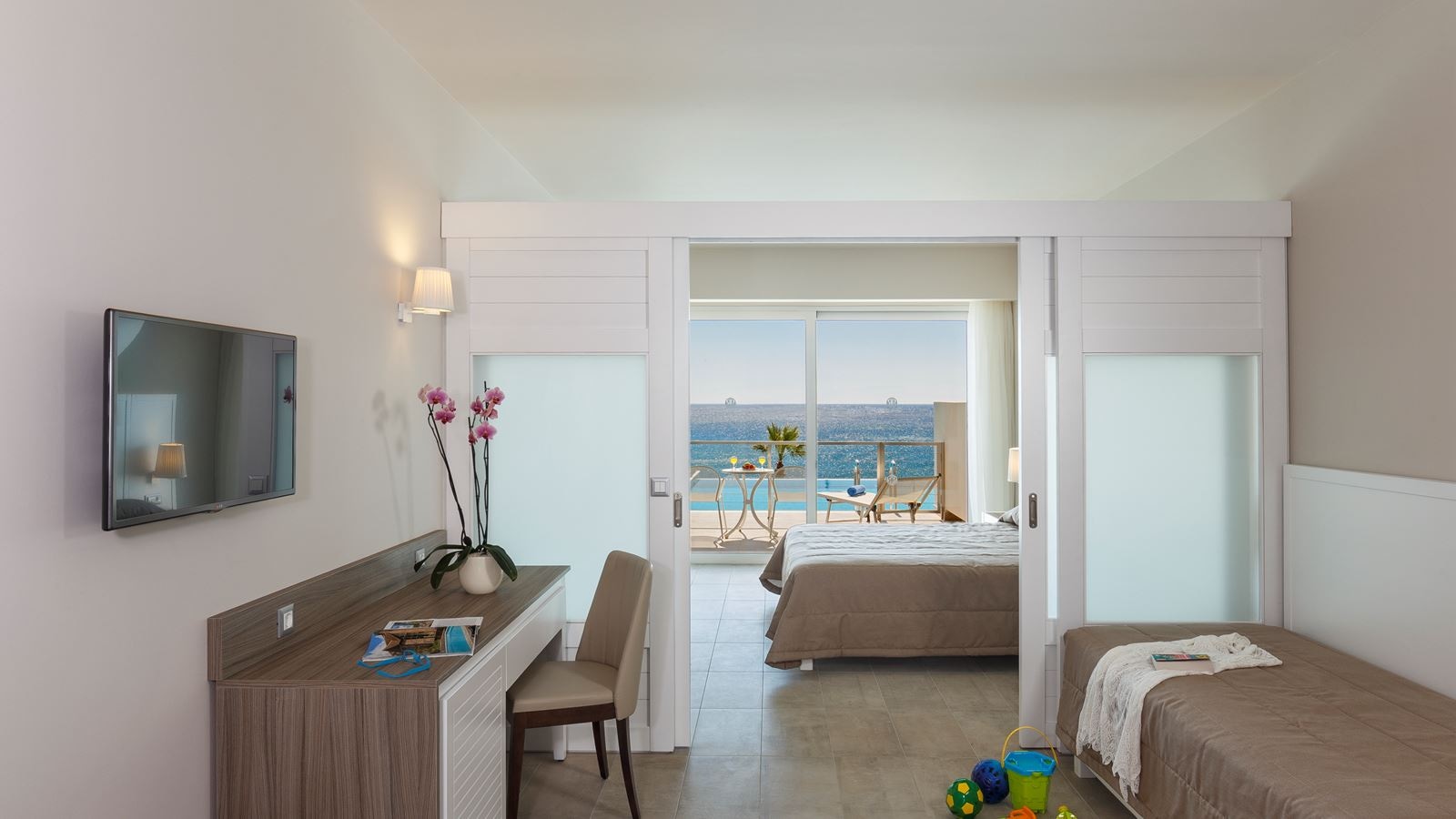 rooms-executive-family-room-with-sharing-pool