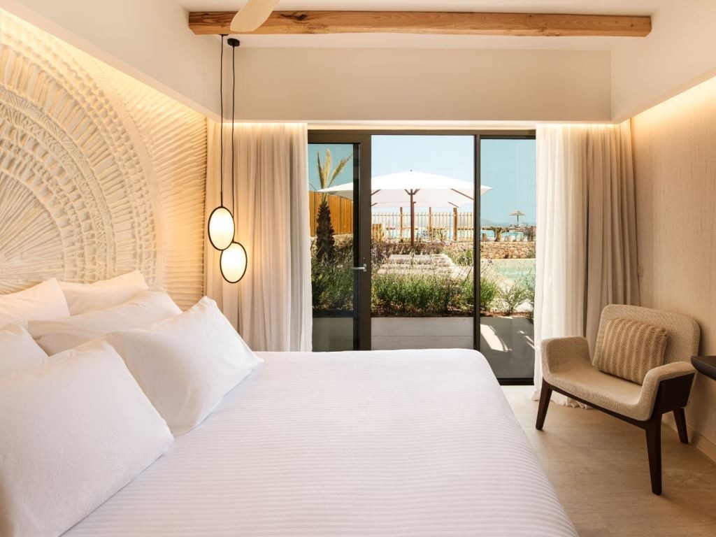 rooms-suite-swim-up-sharing-pool