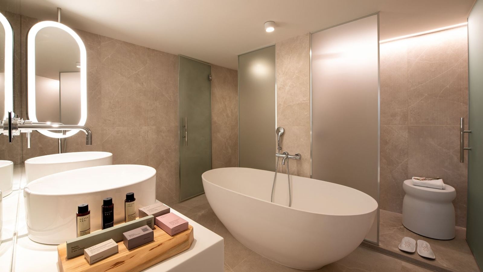 rooms-suite-sea-front-sharing-pool