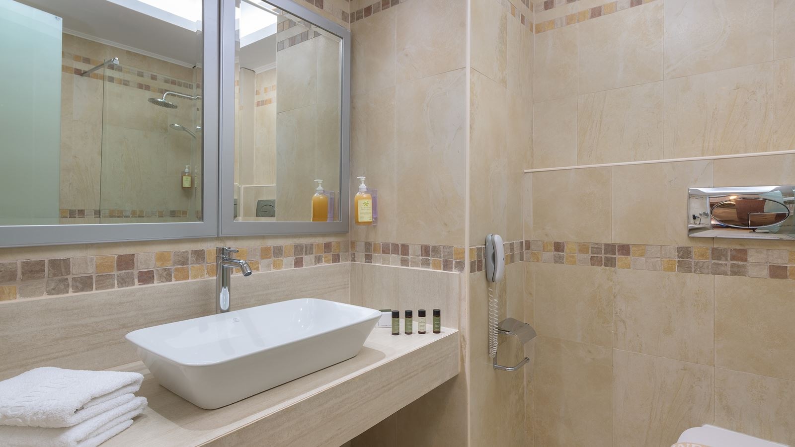 rooms-superior-double-gv-with-balcony-or-terrace