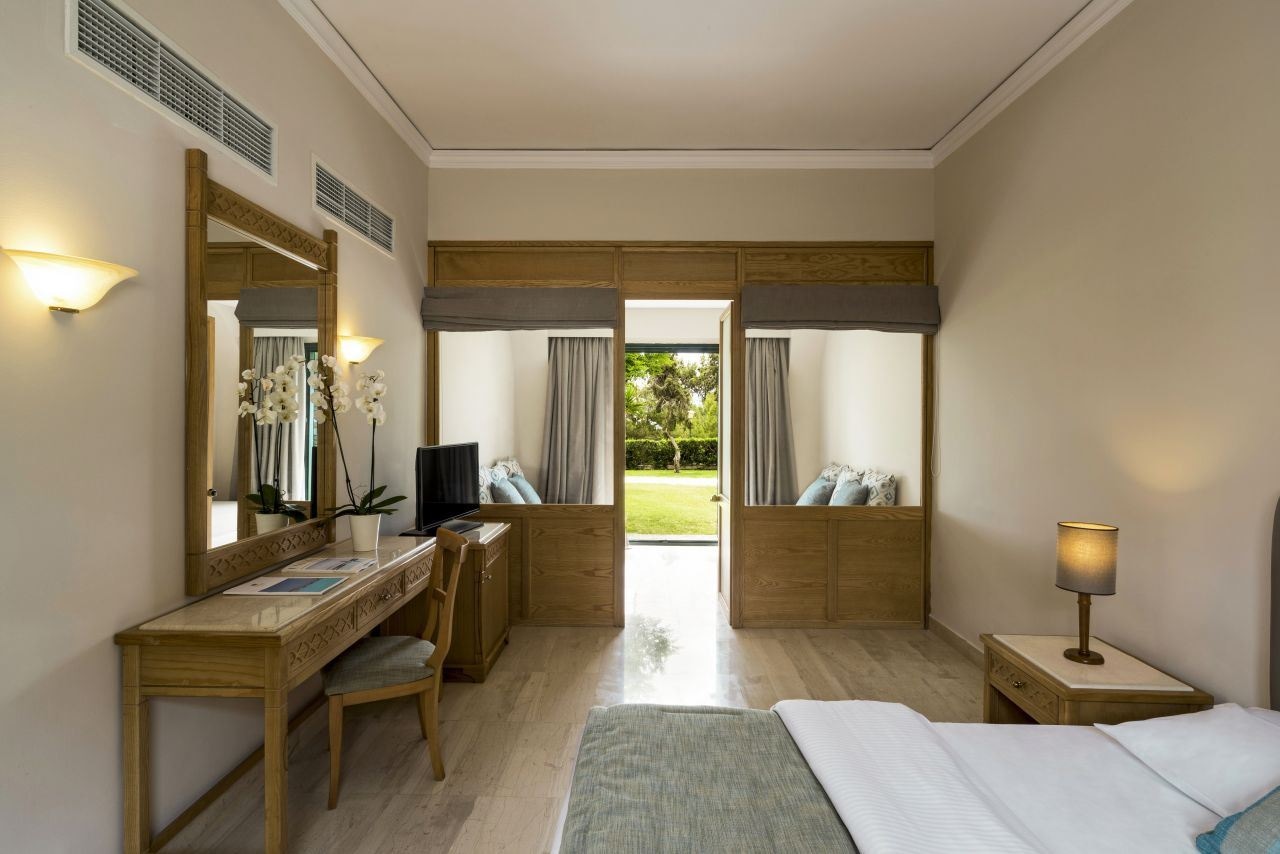 rooms-family-garden-view