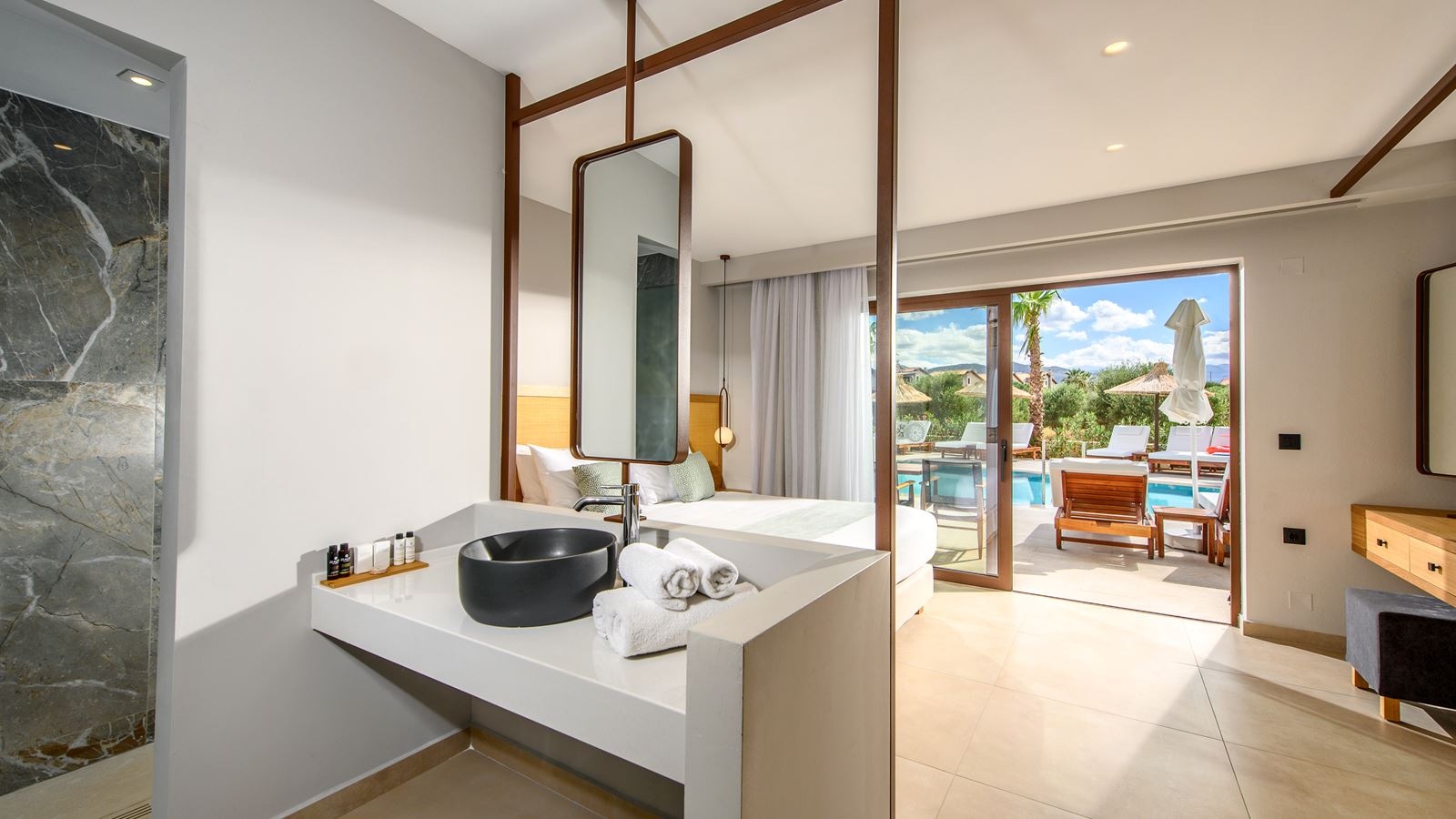 rooms-suite-family-pool-view