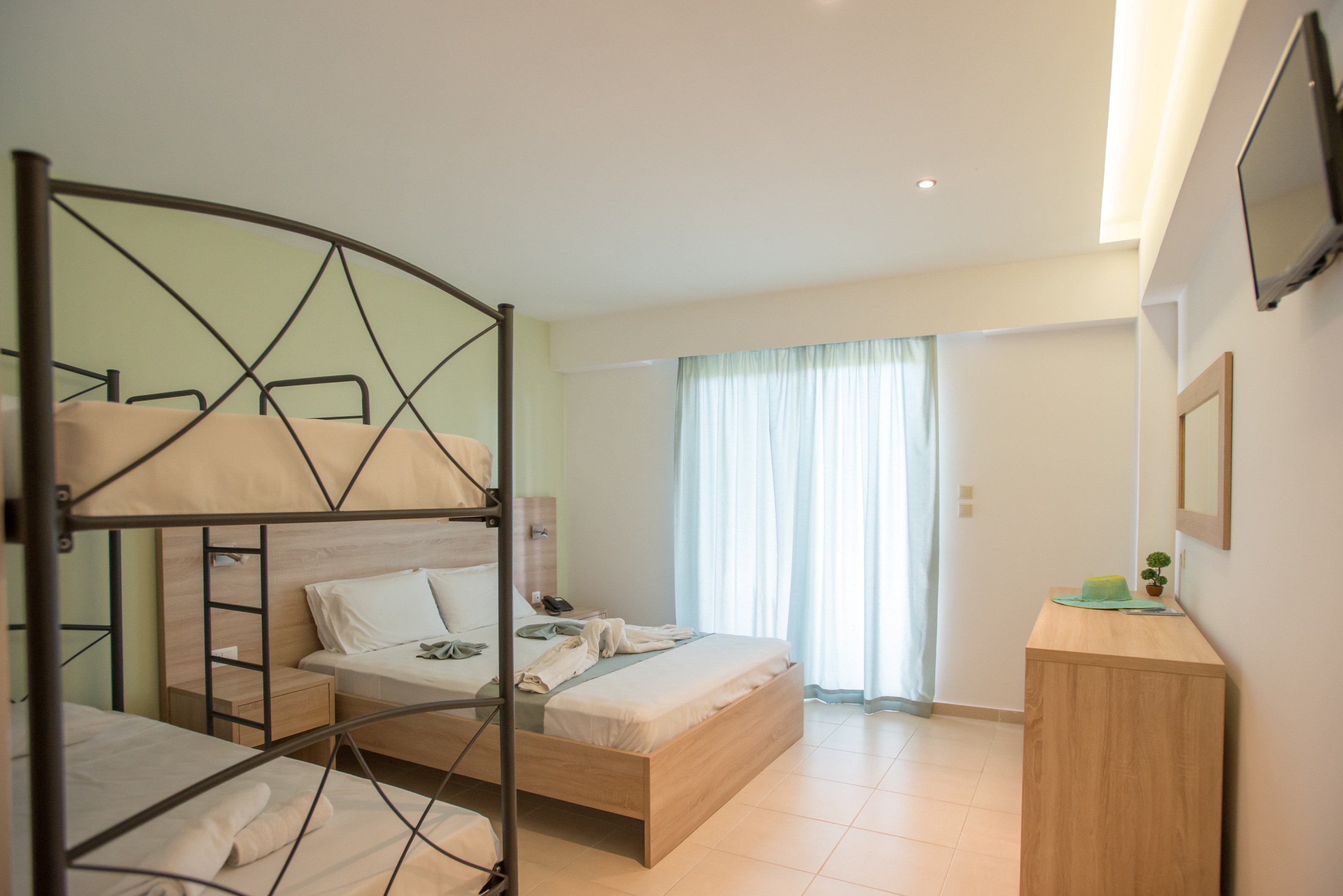 rooms-superior-quadruple-pool-view-with-balcony-or-terrace