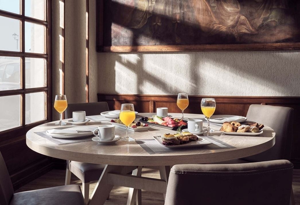 restaurants-breakfast-area-or-pool-area