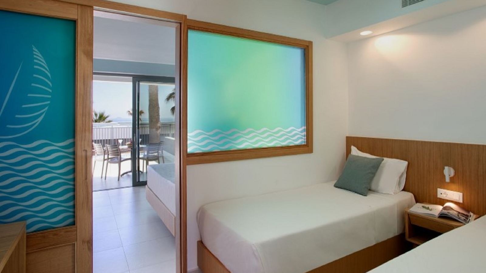 rooms-family-room-2-bedrooms-sea-view-sliding-door
