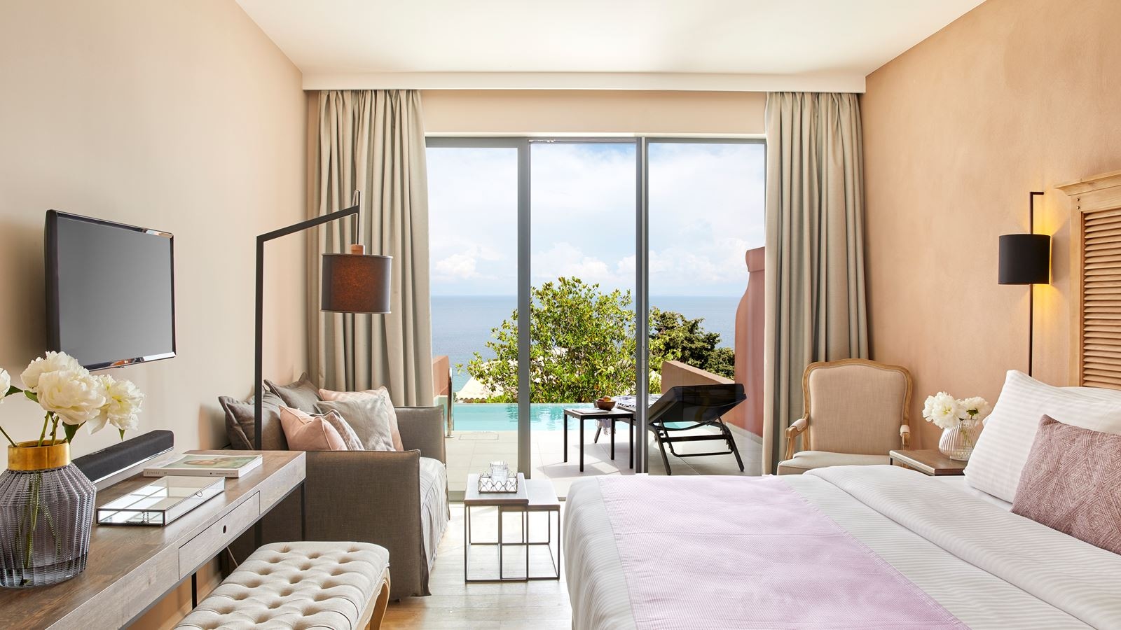 rooms-junior-suite-private-pool-sea-view