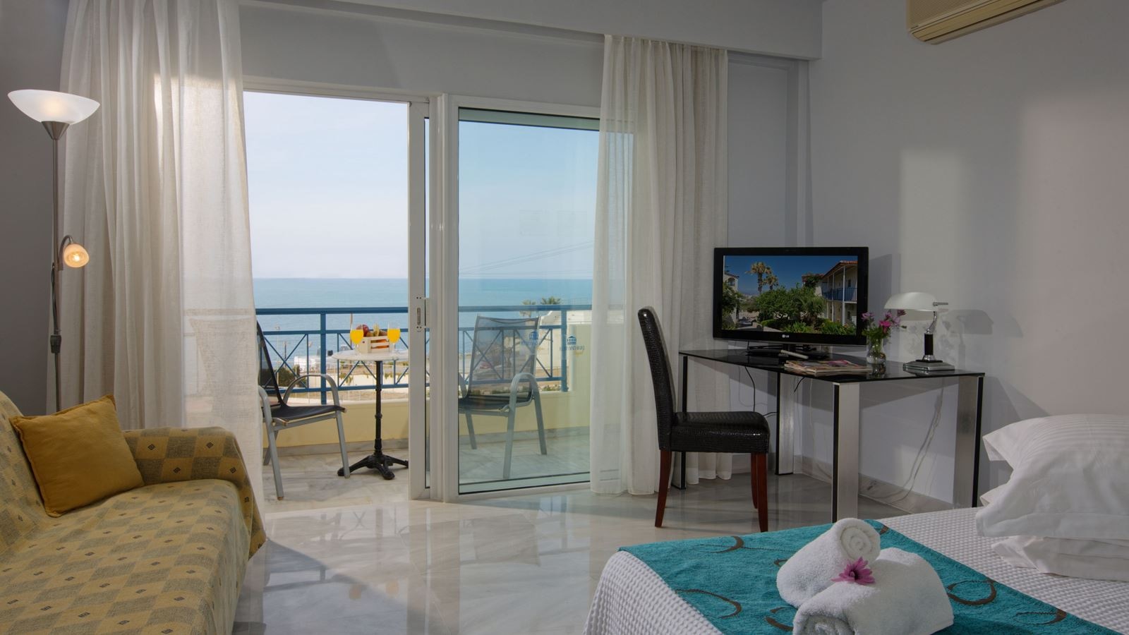 rooms-1bedroom-suite-with-sea-view